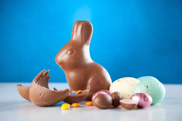 Conejo de chocolate de Pascua y huevos —  Fotos de Stock