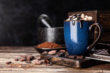 Bir fincan sıcak çikolata.