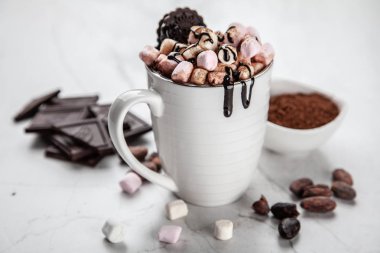 Bir fincan sıcak çikolata.