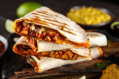 Kırmızı biber ve peynirli tavuk quesadillas