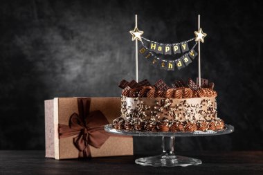 koyu arka plan üzerinde çikolatalı kek