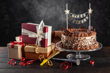 koyu arka plan üzerinde çikolatalı kek