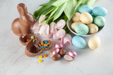 çikolata Paskalya tavşanı ve yumurta