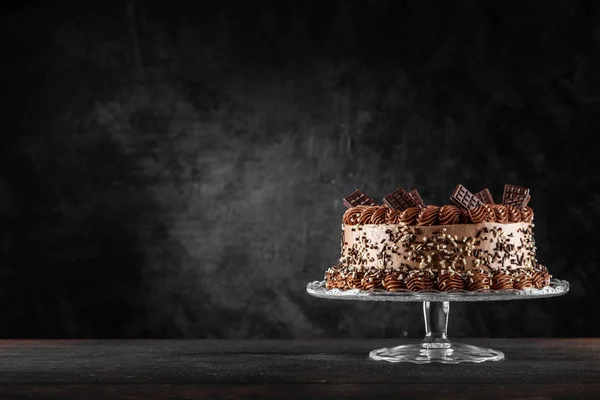 Pastel de chocolate sobre fondo oscuro —  Fotos de Stock