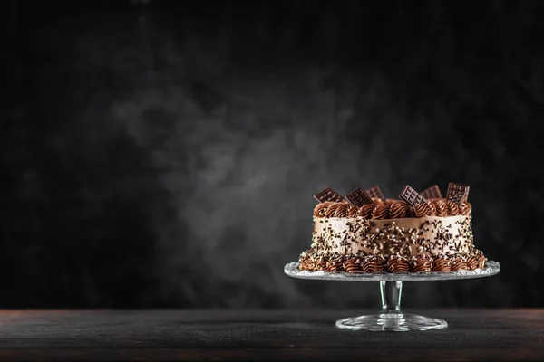 Schokoladenkuchen auf dunklem Hintergrund — Stockfoto