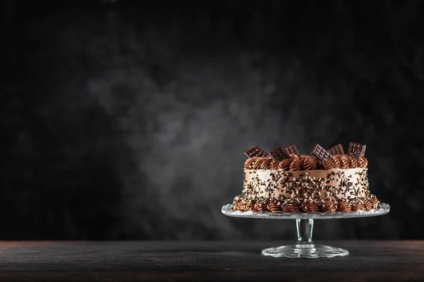 Chokladkaka på mörk bakgrund — Stockfoto