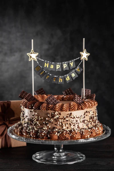 Шоколадный торт на темном фоне — стоковое фото