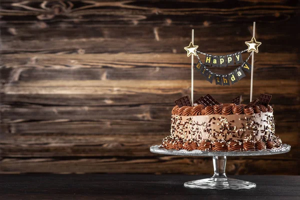 Bolo de chocolate no fundo escuro — Fotografia de Stock