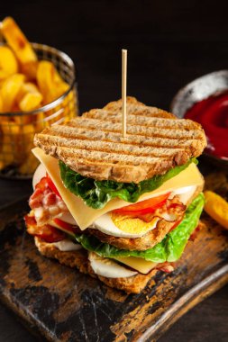 Uzun boylu club sandviç