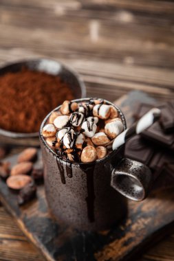 Bir fincan sıcak çikolata.