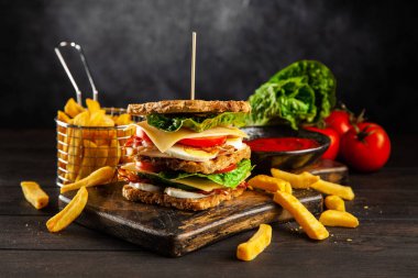 Uzun boylu club sandviç