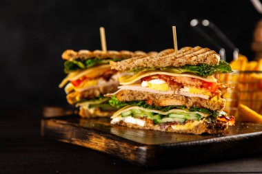 Uzun boylu club sandviç