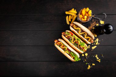 Üç lezzetli sosisli sandviç