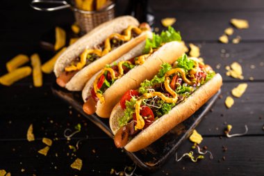 Üç lezzetli sosisli sandviç