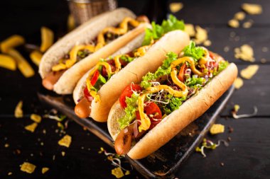 Üç lezzetli sosisli sandviç