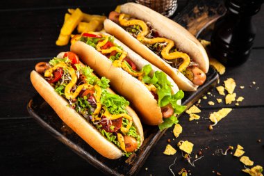 Üç lezzetli sosisli sandviç