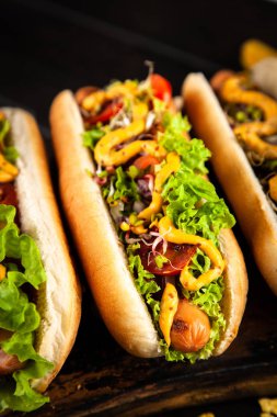 Üç lezzetli sosisli sandviç