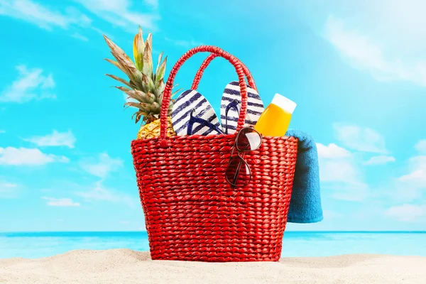 Kırmızı plaj çantası — Stok fotoğraf
