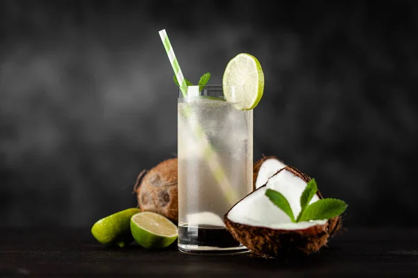 Kokoswasser trinken — Stockfoto