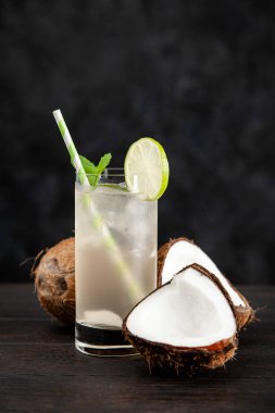 Hindistan cevizi suyu içecek