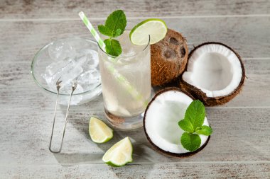 Hindistan cevizi suyu içecek