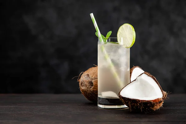 Kokosnoot water drinken — Stockfoto