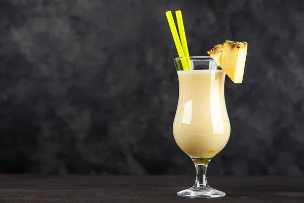 Pina colada koktéllal — Stock Fotó