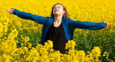 bir sarı tecavüz alanda rahat genç kız