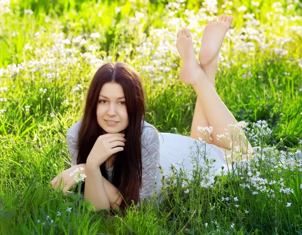 Ung Kvinna Som Ligger Grönt Gräs — Stockfoto