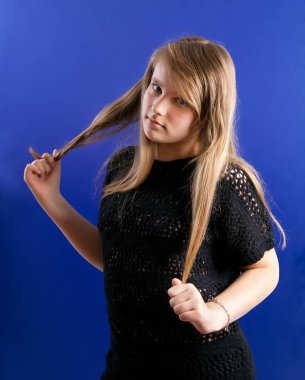 mavi arka plan üzerinde genç Genç kız