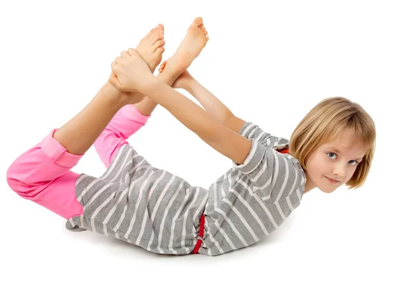 Genç çocuk üzerinde beyaz izole fitness egzersizleri yapıyor