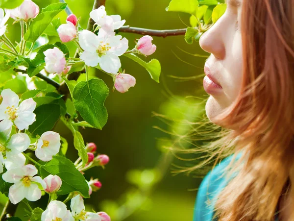 Retrato Uma Jovem Menina Cheirando Flores Brancas — Fotografia de Stock
