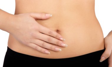 mide ağrısı beyaz bir arka plan üzerinde kadınla