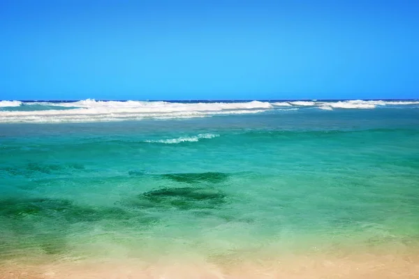 Playa Con Cielo Azul —  Fotos de Stock