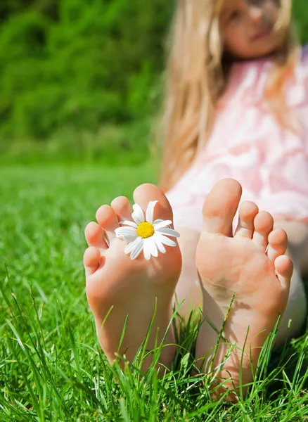Feet Child Green Grass — Stock Photo, Image