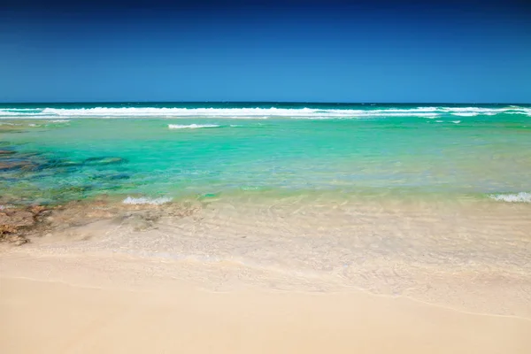 Playa Con Rocas Cielo Azul — Foto de Stock