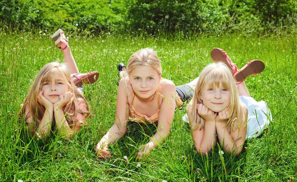 Happy Children Lying Green Grass — Stock Photo, Image