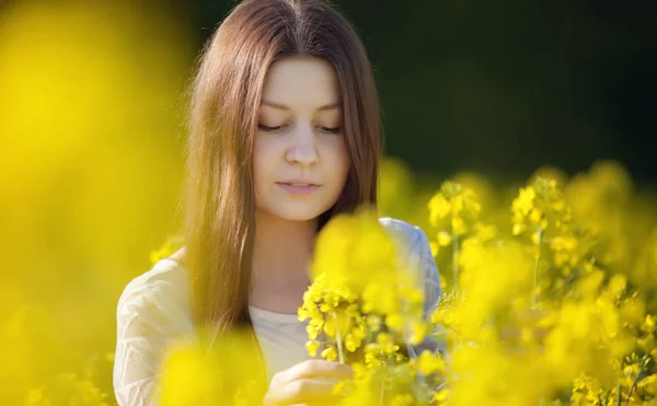 Portret Młodej Kobiety Polu Żółty Rzepak — Zdjęcie stockowe