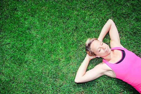 Entspannte Frau Liegt Auf Grünem Gras — Stockfoto