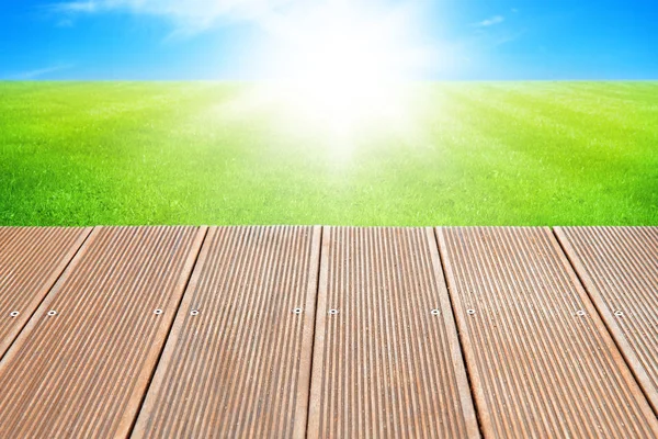 Piso Madeira Com Grama Verde Sol — Fotografia de Stock