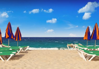 Şemsiye ve şezlong sahilde