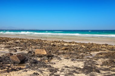 Sahilde kayalar ve mavi gökyüzü