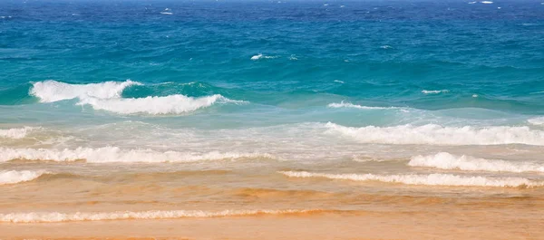 Onde Oceaniche Sulla Spiaggia — Foto Stock