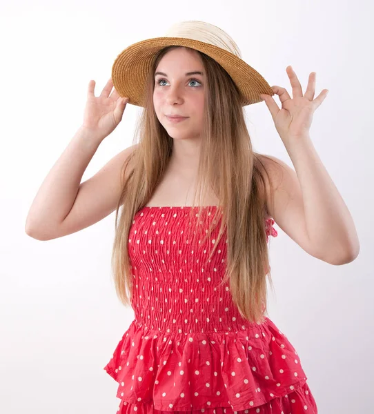 Όμορφο Εφηβικό Κορίτσι Ένα Κόκκινο Καλοκαίρι Φόρεμα — Φωτογραφία Αρχείου