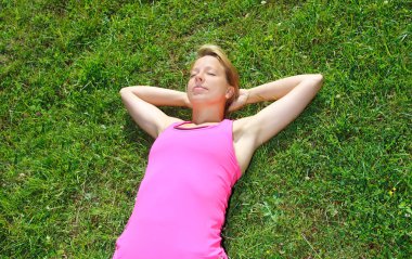 rahat kadın yeşil çim üzerinde yalan