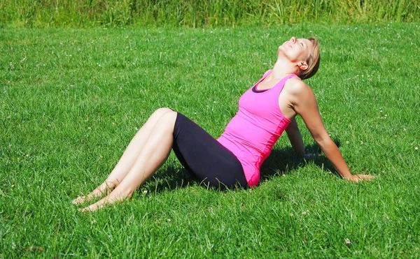 Giovane Donna Fitness Seduta Erba Verde — Foto Stock