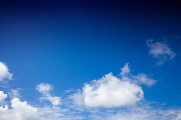 Céu Azul Brilhante Com Nuvens — Fotografia de Stock