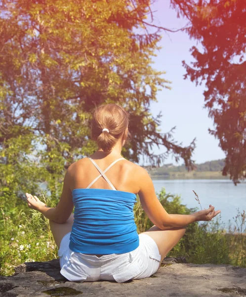 Junge Frau Meditiert Ufer — Stockfoto