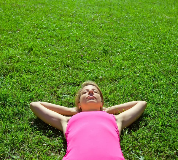 Entspannte Frau Liegt Auf Grünem Gras — Stockfoto