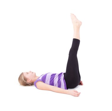 Genç kız jimnastik yapıyor.